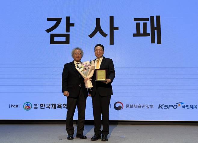 이상현 대한사이클연맹 회장(오른쪽)이 19일 올림픽파크텔에서 열린 제60회 한국체육학회 정기총회서 학회 운영과 산학협력 활성화에 기여한 공로로 감사패를 수여받았다. 사진=대한사이클연맹