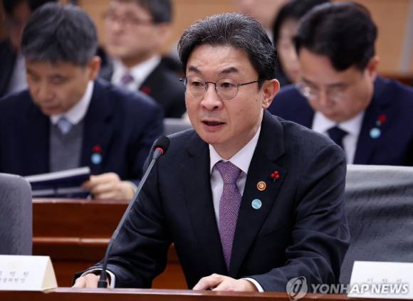 이억원 금융위원장이 19일 정부서울청사 별관에서 이재명 대통령에게 업무보고를 하고 있다.  [사진=연합뉴스]