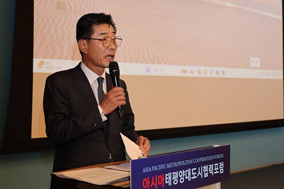 19일 김일만 의장이 포스코국제관에서 열린 '아시아태평양대도시협력포럼(APMCF)'에서 환영사를 하고 있다. [사진=포항시의회]