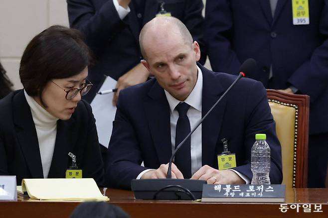 12월 17일 국회 과학기술정보방송통신위원회에서 열린 청문회에 참석한 해롤드 로저스 쿠팡 임시대표(오른쪽) / 출처=동아일보