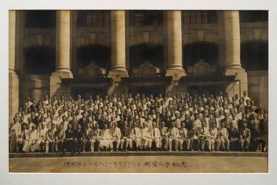 1948년 7월 17일 제헌국회의원 198명(이후 재보선을 거쳐 총 209명)이 제헌국회에서 제헌헌법을 공포한 이후 함께 모여 사진을 찍었다. 해당 사진은 과거 사진을 정밀 재촬영한 후 고해상도로 복원한 버전이다. [사진 대한민국 제헌국회의원유족회]