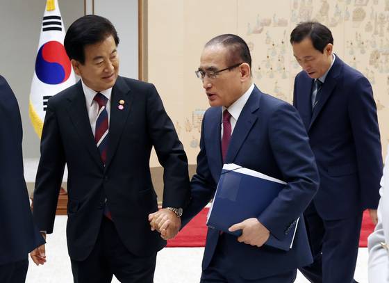 정동영 통일부 장관과 위성락 국가안보실장이 용산 대통령실에서 신임 국무위원 및 국세청장 임명장 수여식 후 대화하며 행사장을 나서고 있다. 대통령실사진기자단