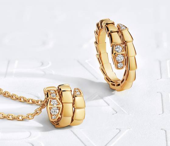 옐로 골드 소재의 세르펜티 바이퍼 네크리스와 링. 사진 불가리