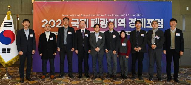 ▲ 2025 국제 폐광지역 경제포럼이 18일 정선 하이원 컨벤션센터에서 열렸다. 토론에 앞서 주제발표 토론자들이 기념촬영을 하고 있다.  서영 기자