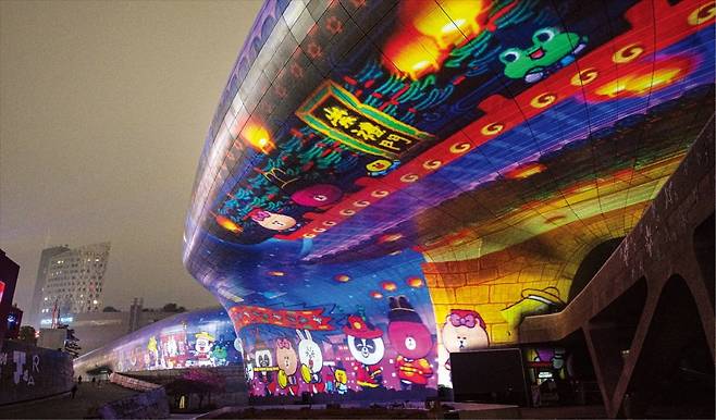 18일 서울 동대문 DDP에서 개막한 ‘서울라이트 DDP 2025 겨울’에서 미디어아트 작품 ‘Seoul with LINE FRIENDS’가 상영되고 있다.  /서울디자인재단 제공