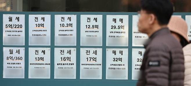 서울 송파구의 한 부동산에 인근 아파트 월세·전세·매매 매물 안내문이 붙어 있다. 사진=뉴스1