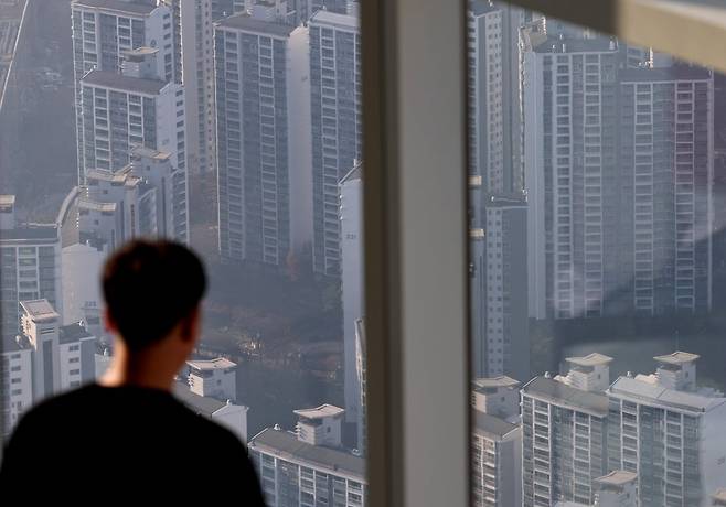 서울 송파구 롯데월드타워 전망대 서울스카이에서 내려다 본 아파트 단지. 사진=뉴스1