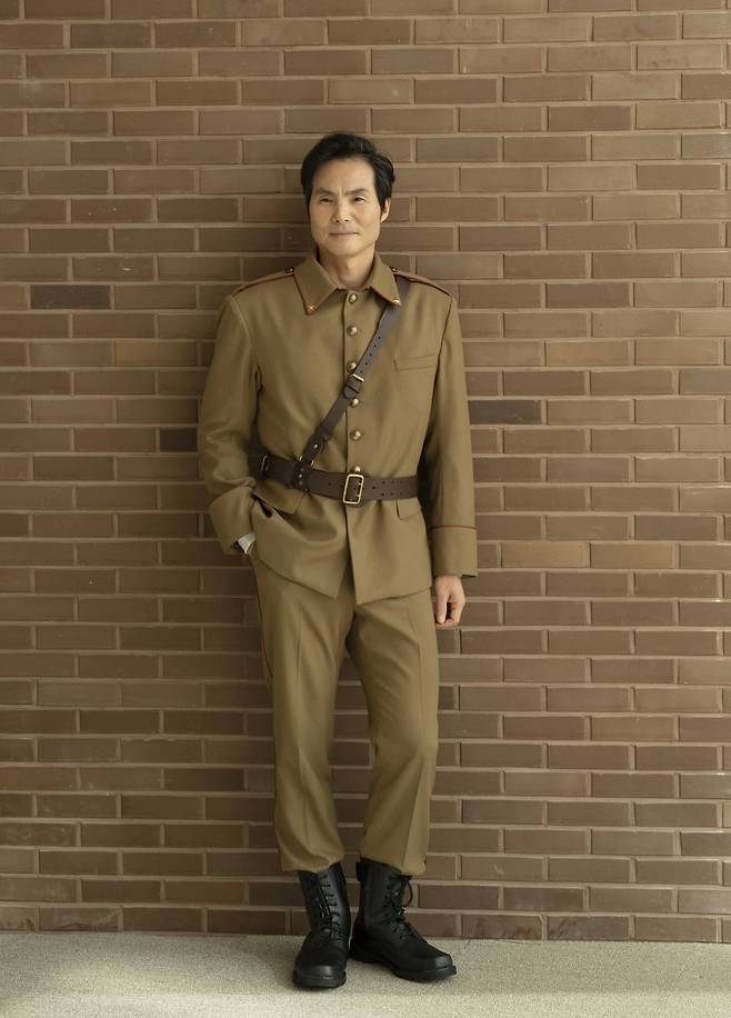 지난 18일 부산콘서트홀에서 진행한 인터뷰에 앞서 테너 이용훈이 오페라 '카르멘'의 돈 호세 의상을 입은 채 포즈를 취하고 있다. / 사진출처. 부산콘서트홀.