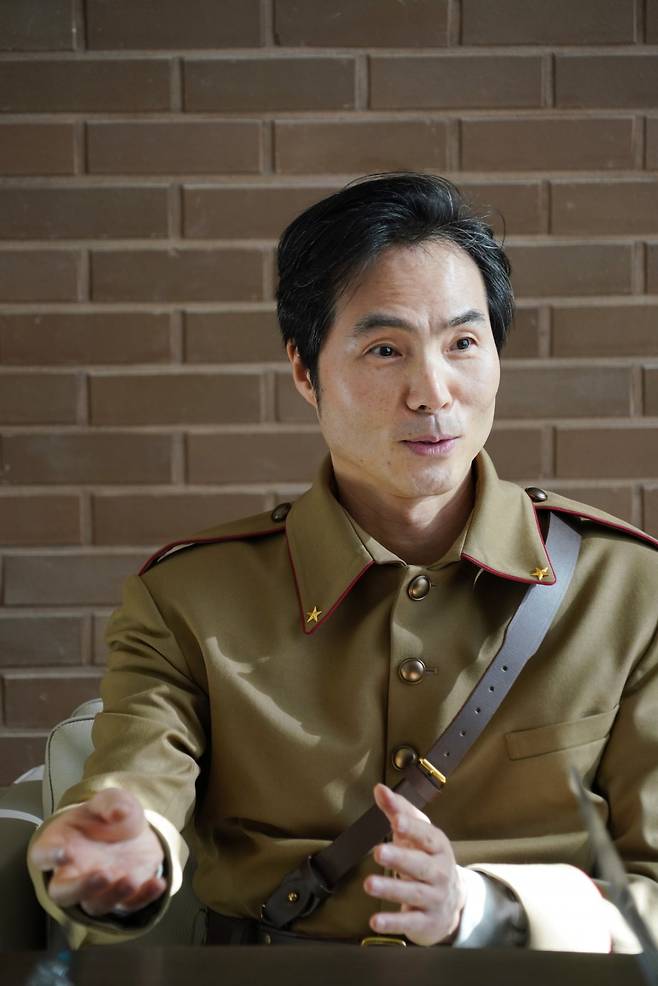 지난 18일 부산콘서트홀에서 진행한 인터뷰에서 테너 이용훈이 오페라 '카르멘'에 대해 설명하고 있다. / 사진출처. 부산콘서트홀.