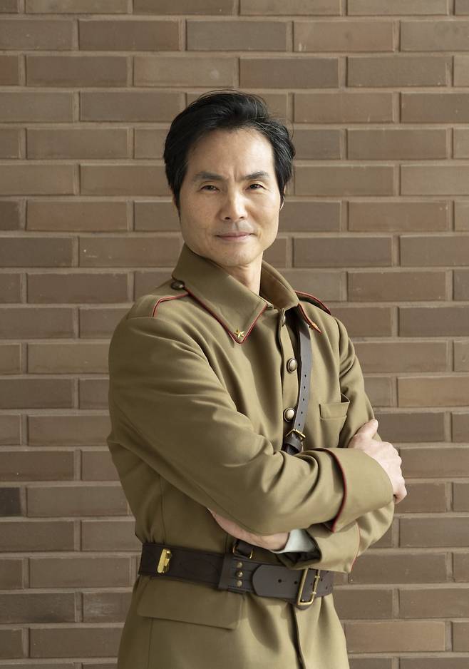 지난 18일 부산콘서트홀에서 진행한 인터뷰에 앞서 테너 이용훈이 오페라 '카르멘'의 돈 호세 의상을 입은 채 포즈를 취하고 있다. / 사진출처. 부산콘서트홀.