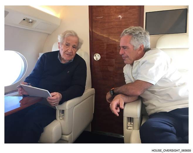 米下院民主党は、ジェフリー・エプスタイン氏がプライベートジェット機内でノーム・チョムスキー氏と話している写真を公開した。写真＝AP通信
