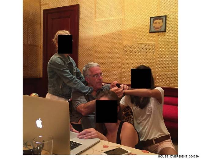 米下院民主党はジェフリー・エプスタイン氏が３人の女性に囲まれている写真を公開した。写真＝AP通信