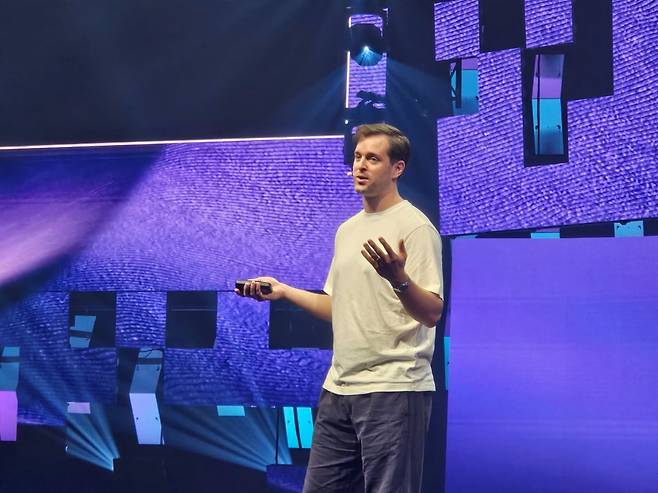 에밋 홀리어(Emmett Hollyer) 솔라나 모바일 총괄 매니저이 '솔라나 브레이크포인트2025'에서 발표하고 있다./사진=이수현 블루밍비트 기자