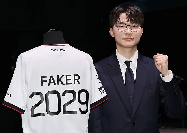 Lee Sang-hyeok poses for a photo after a press event held in Jongno-gu, Seoul, Thursday. (Yonhap)