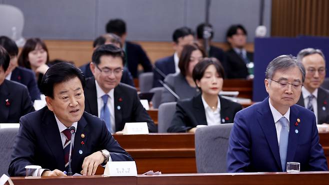 Unification Minister Chung Dong-young (left) speaks during a briefing to President Lee Jae-myung on the ministry’s 2026 policy plan at the government complex in Seoul on Friday, as Foreign Minister Cho Hyun listens. (Yonhap)