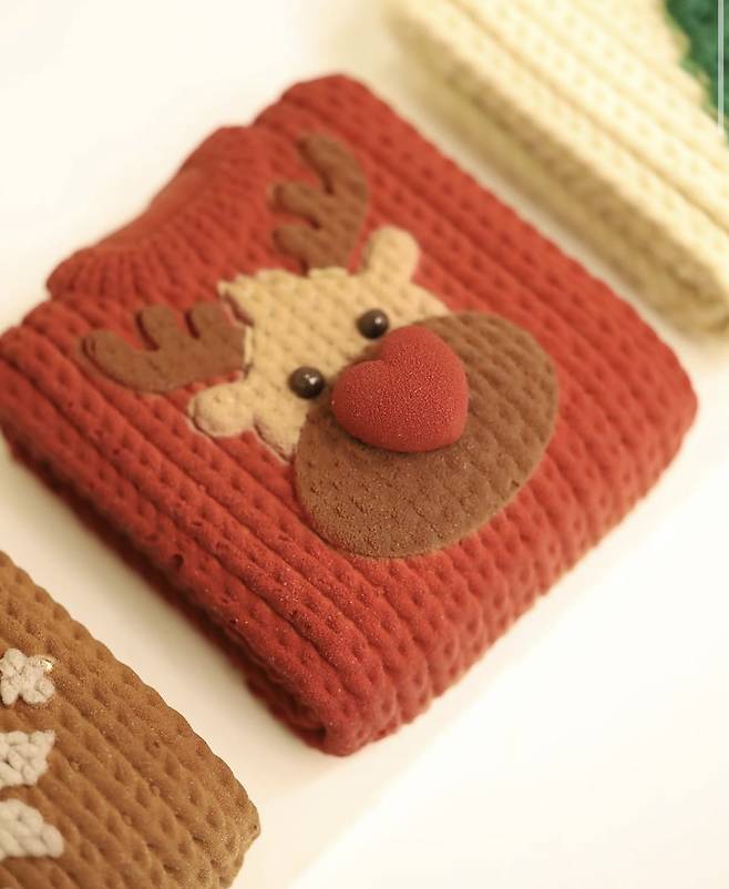 A knit-woven scarf–inspired cake from Le Montblanc [SCREEN CAPTURE]