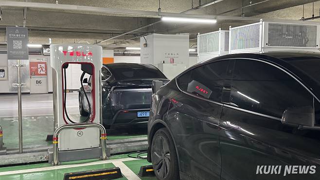 서울 구로구의 한 주차장에서 전기차를 충전하고 있는 모습. 김수지 기자&nbsp;