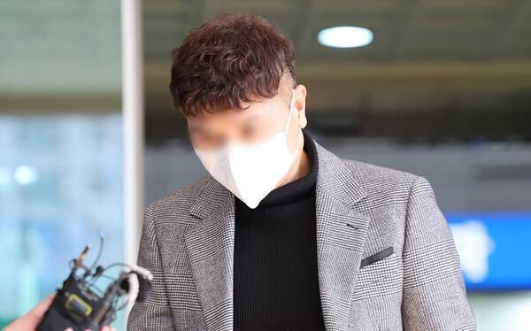 방송인 박수홍씨(54)의 개인 돈과 기획사 자금 등 수십억원을 횡령한 혐의로 기소된 친형 박모씨(56)가 2024년 2월14일 오후 서울서부지법에서 열린 1심 선고를 마친 뒤 나오고 있다.