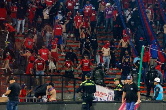 17일(현지시간) 콜롬비아 축구팬 난동 현장. 사진[메데인 EPA=연합뉴스]