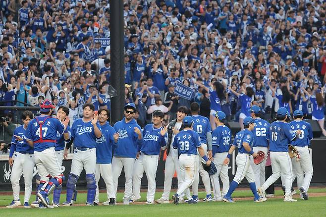 올해 KBO리그 연봉 상위 40명 합계 조사에서 1위에 오른 삼성 라이온즈. 사진은 지난 10월 19일 열린 플레이오프 2차전 한화와 경기에서 이긴 삼성 선수들이 승리를 자축하고 있다. 연합뉴스