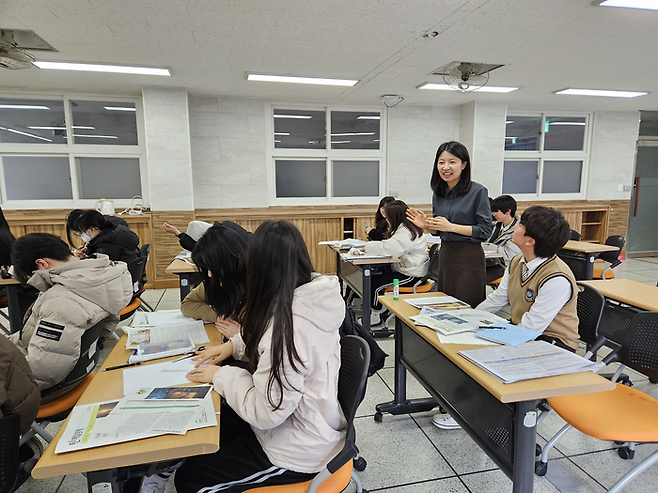 지난 17일 오후 인천 중구 영종국제물류고등학교에서 열린 ‘찾아가는 청소년 경제교육’ 프로그램에서 신문스크랩 활동이 진행되는 모습. 배윤경 기자.