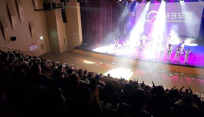 태권도원 방문객들이 태권도원 T1 공연장을 가득 메우고 환호하고 있다. 사진=태권도진흥재단
