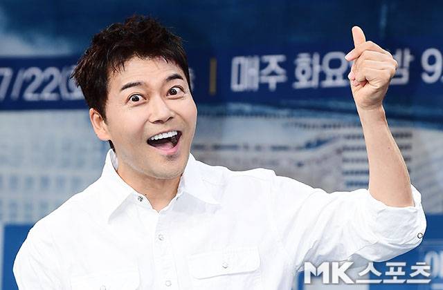 방송인 전현무 측이  ‘주사이모’ 연루 의혹에 대해 “불법 행위가 아니”라며 선을 그었다. 사진=김영구 기자