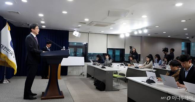 [서울=뉴시스] 추상철 기자 = 이억원 금융위원장이 19일 오후 서울 종로구 정부서울청사에서 업무보고 사후 브리핑을 하고 있다. 2025.12.19. scchoo@newsis.com /사진=추상철