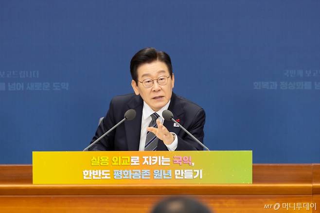 (서울=뉴스1) 허경 기자 = 이재명 대통령이 19일 서울 종로구 정부서울청사 별관에서 열린 외교부(재외동포청)·통일부 업무보고에서 발언하고 있다. (대통령실 제공. 재판매 및 DB 금지) 2025.12.19/뉴스1  Copyright (C) 뉴스1. All rights reserved. 무단 전재 및 재배포,  AI학습 이용 금지. /사진=(서울=뉴스1) 허경 기자