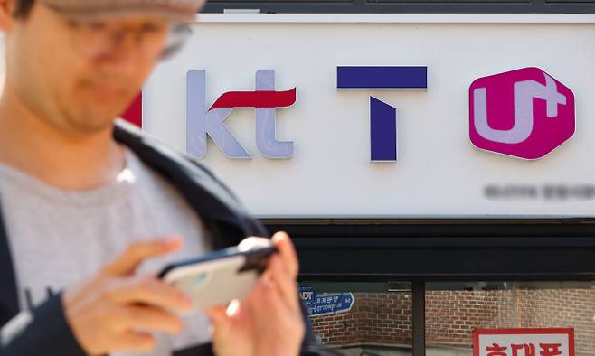 과학기술과기정통부가 대포폰 근절을 위해 이달 23일부터 휴대전화 개통 절차에 안면인증을 도입한다.  /사진=뉴시스