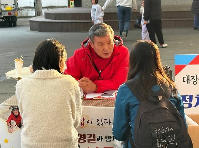 정영길 경북도의원이 '별고을신문고'에서 주민들과 소통하고 있다./사진제공=경상북도의회