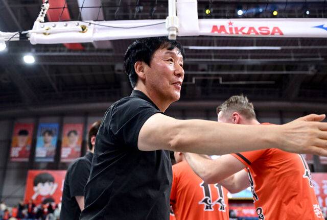 OK저축은행 신영철 감독이 경기 후 우리카드 선수들에게 악수를 청하고 있다 / 한국배구연맹(KOVO)