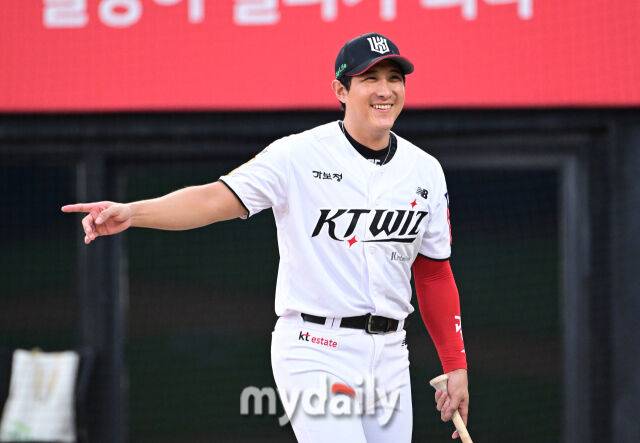 2025년 9월 3일 오후 경기도 수원KT위즈파크에서 열린 '2025 신한 SOL뱅크 KBO 리그' 롯데 자이언츠와 KT 위즈의 경기. KT 황재균이 환하게 웃고 있다./마이데일리