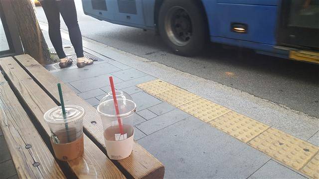 서울 중구 명동의 한 버스정류장 의자에 버려진 일회용 컵들.[헤럴드DB]