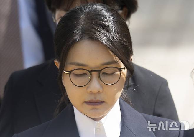 [서울=뉴시스] 김근수 기자 = 윤석열 전 대통령 부인 김건희 여사가 12일 서울 서초구 서울중앙지법에서 열린 구속 전 피의자 심문(영장실질심사)를 마치고 나오고 있다. 2025.08.12. ks@newsis.com