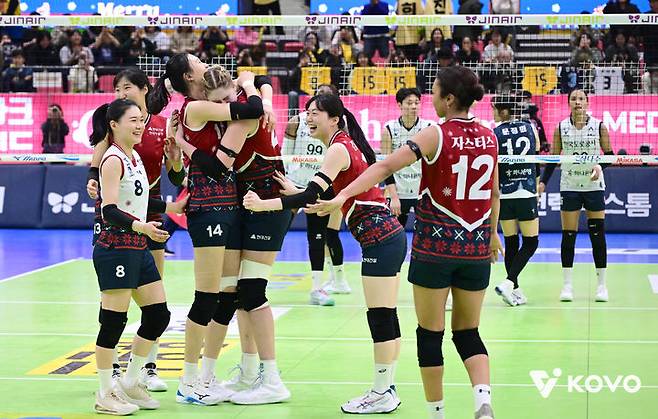 [서울=뉴시스] 여자 프로배구 현대건설 선수들이 18일 수원체육관에서 열린 진에어 2025~2026 V-리그 여자부 경기에서 한국도로공사를 상대로 승리한 뒤 기뻐하고 있다. (사진=KOVO 제공) 2025.12.18. *재판매 및 DB 금지