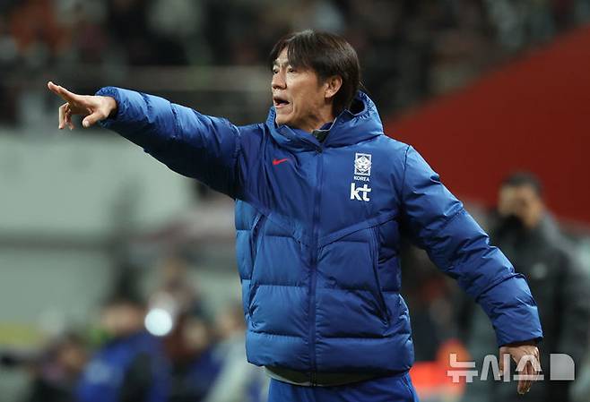 [서울=뉴시스] 황준선 기자 = 지난달 18일 오후 서울 마포구 서울월드컵경기장에서 열린 축구 국가대표팀 평가전 대한민국과 가나의 경기, 전반 한국 홍명보 감독이 작전을 지시하고 있다. 2025.11.18. hwang@newsis.com