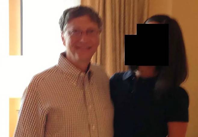 신원이 확인되지 않은 여성과 함께 찍힌 빌 게이츠의 사진 [미 하원 감독위원회]