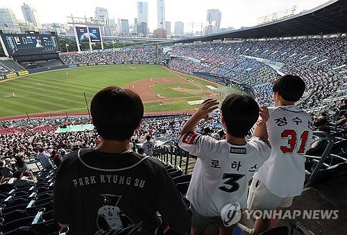 최단기간 천만 관중 돌파한 프로야구 [연합뉴스 자료]
