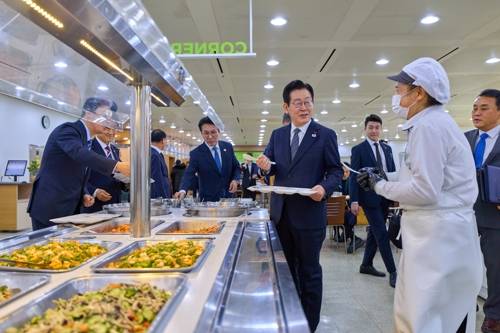 구내식당 직원과 인사하는 이재명 대통령 구내식당 직원과 인사하는 이재명 대통령     (서울=연합뉴스) 이재명 대통령이 19일 정부서울청사 별관에서 통일부·외교부 업무보고를 마친 뒤 식사를 위해 방문한 구내식당에서 직원들과 인사하고 있다. 2025.12.19 [대통령실 제공. 재판매 및 DB 금지]     photo@yna.co.kr (끝)   <저작권자(c) 연합뉴스, 무단 전재-재배포, AI 학습 및 활용 금지>