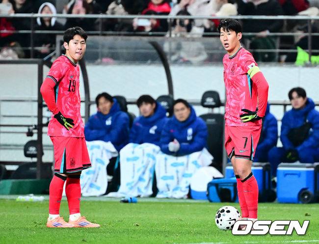 [OSEN=서울월드컵경기장, 지형준 기자] 홍명보 감독이 이끄는 한국 축구대표팀이 18일 오후 8시 서울월드컵경기장에서 열린 11월 A매치 두 번째 친선경기에서 '아프리카 강호' 가나를 상대로 1-0 승리했다.내달 2026 국제축구연맹(FIFA) 북중미 월드컵 조 추첨을 앞두고 열리는 마지막 평가전이었다. 한국은 가나까지 잡아내면서 사상 최초로 월드컵 포트 2를 확정하게 됐다. 이로써 대표팀은 홍명보 감독이 부임한 뒤 처음으로 A매치 2연전에서 나란히 승리를 거두게 됐다.후반 대한민국 이강인, 손흥민이 프리킥을 준비하고 있다. 2025.11.18 /jpnews@osen.co.kr