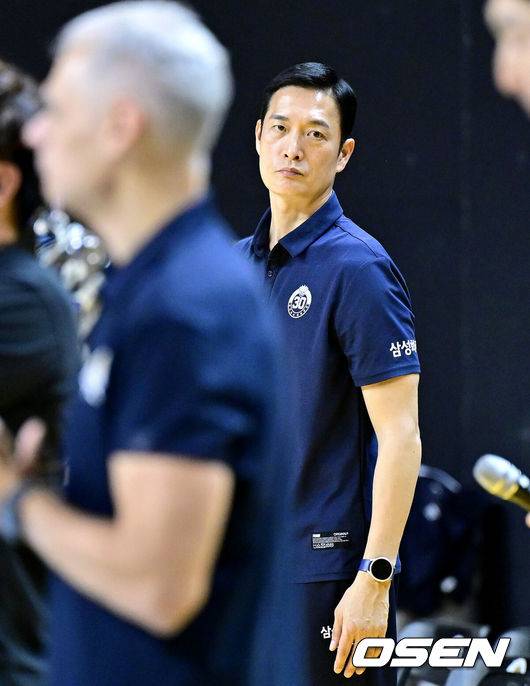 [OSEN=의정부, 최규한 기자] 18일 경기도 의정부시 경민대학교 체육관에서 ‘진에어 2025~2026 프로배구 V리그’ 남자부 KB손해보험과 삼성화재의 경기가 열렸다.이날 경기는 홈팀 KB손해보험이 3-0(25-19 25-21 25-20)로 승리하며 3위로 올라섰다. 경기를 마치고 삼성화재 김상우 감독이 생각에 잠겨 있다. 2025.12.18 / dreamer@osen.co.kr