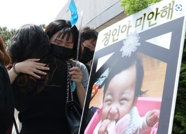 대한아동학대방지협회 등 관계자들이 생후 16개월 된 입양아 '정인이'를 학대해 숨지게 한 혐의로 기소된 양모에게 징역 35년형이 확정됐다는 소식이 전해지자 눈물을 흘리고 있다. ⓒ연합뉴스