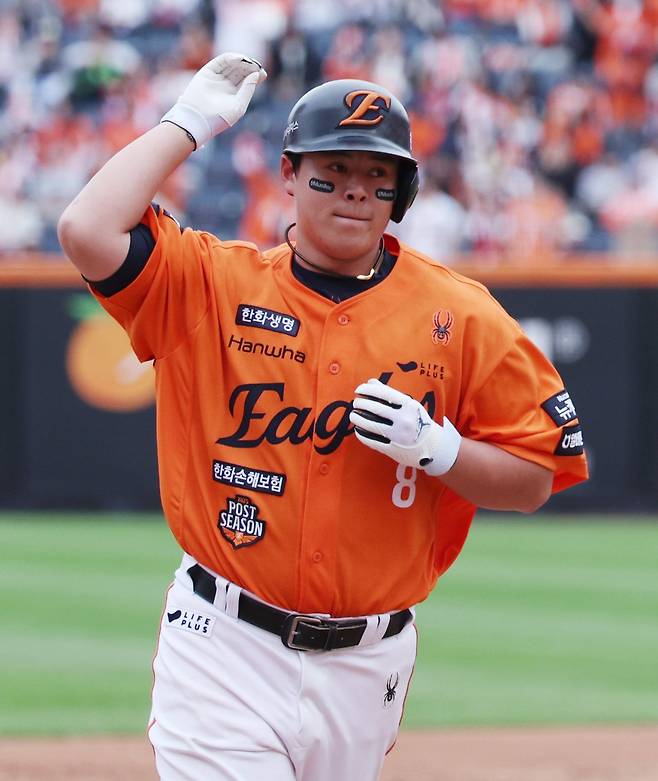 한화 노시환이 지난 10월 대전한화생명볼파크에서 열린 삼성과 플레이오프 2차전에서 솔로홈런을 때린 뒤 그라운드를 돌고 있다. 뉴시스