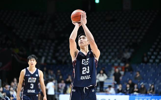 KCC 윌리엄 나바로는 18일 부산서 열린 가스공사와 홈경기서 18점·10리바운드로 KBL 데뷔 이후 최고의 활약을 펼쳤다. 사진제공|KBL