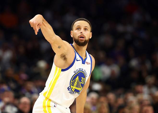 스테픈 커리가 19일 미국 애리조나주 피닉스의 모기지 매치업 센터에서 열린 피닉스와 2025~2026 미국프로농구 정규리그 원정 경기에서 슛을 던진 후 공을 바라보고 있다.  피닉스 | Imagn Images연합뉴스