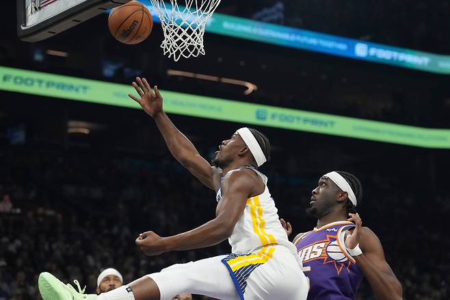 지미 버틀러가 19일 미국 애리조나주 피닉스의 모기지 매치업 센터에서 열린 피닉스와 2025~2026 미국프로농구 정규리그 원정 경기에서 슛하고 있다.   피닉스 | AP연합뉴스