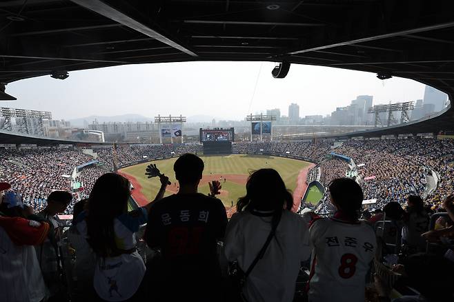 지난해 개막 2연전에서 모두 매진을 기록했던 잠실구장.  연합뉴스
