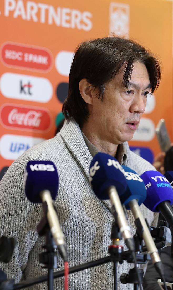 ▲ 19일&nbsp;성남시 분당 더블트리 바이 힐튼 호텔에서 홍명보장학재단 장학금 수여식에 이사장 자격으로 참석한 홍명보 감독이 취재진의 질문에 답하고 있다. ⓒ&nbsp;연합뉴스