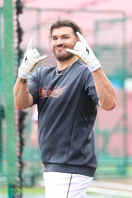 라쿠텐 시절 타격 훈련을 소화하고 있는 폰세. /사진=라쿠텐 골든이글스 공식 SNS